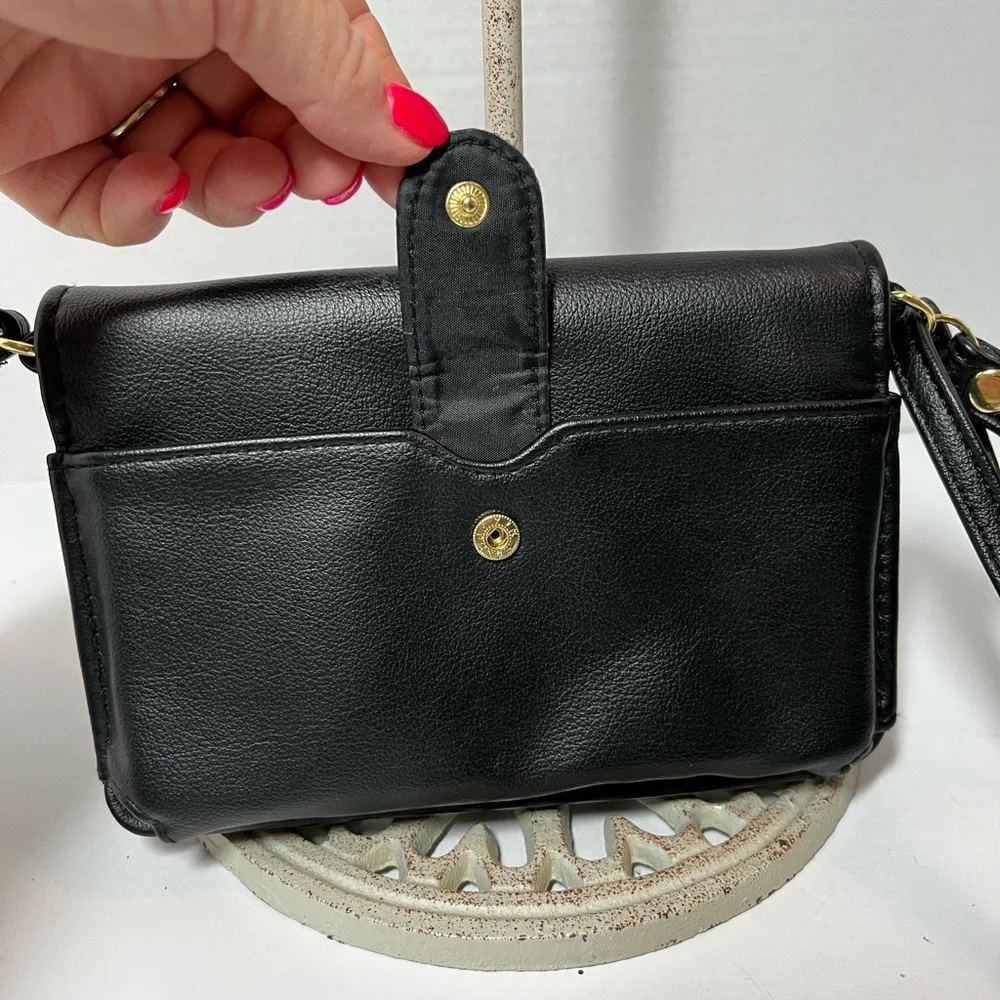 Small crossbody converts to wristlet and wallet bag